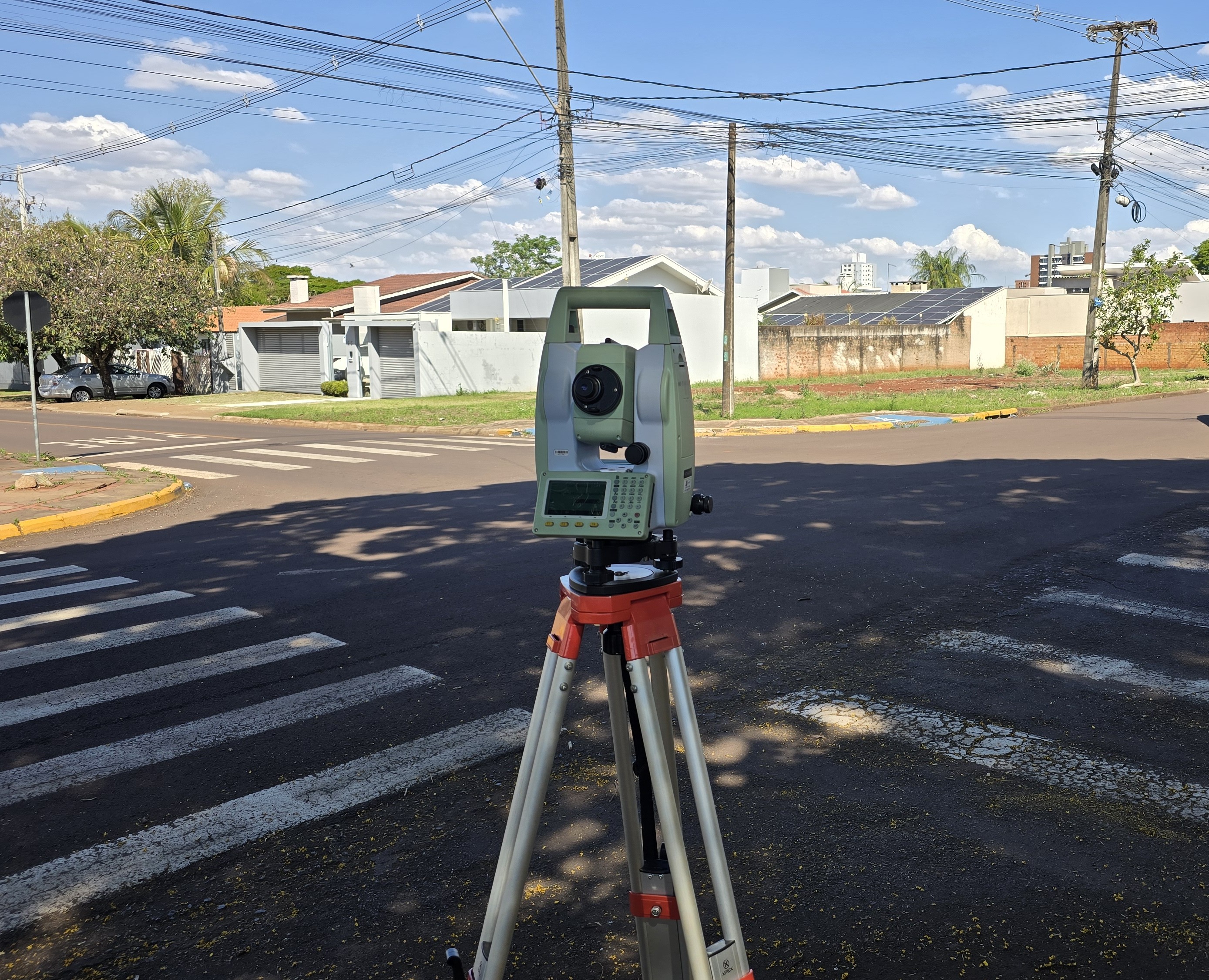 Equipe técnica em campo para levantamento topográfico